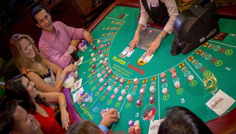 Mọi người tụ tập chơi baccarat